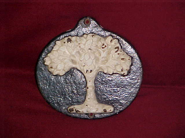 Squatty Greentree. Cast iron oval 8 9/16" x 8 1/4"